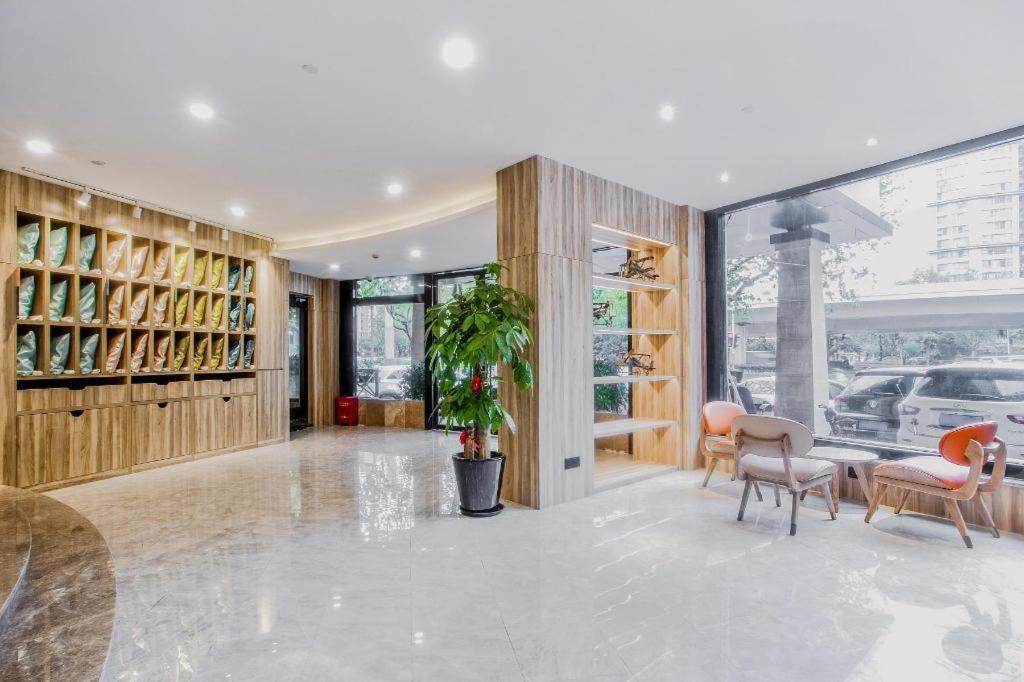 Hanting Premium Zhongshan Park Yan'an Road Hotel 3*