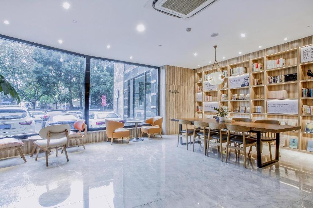 Hotel Hanting Premium Zhongshan Park Yan'an Road 3*