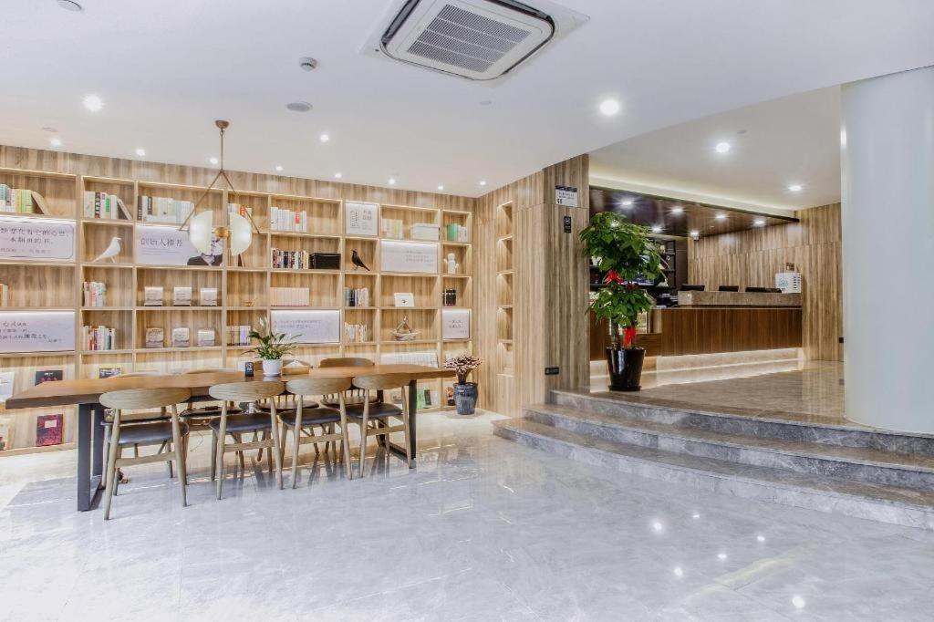 Hanting Premium Zhongshan Park Yan'an Road
